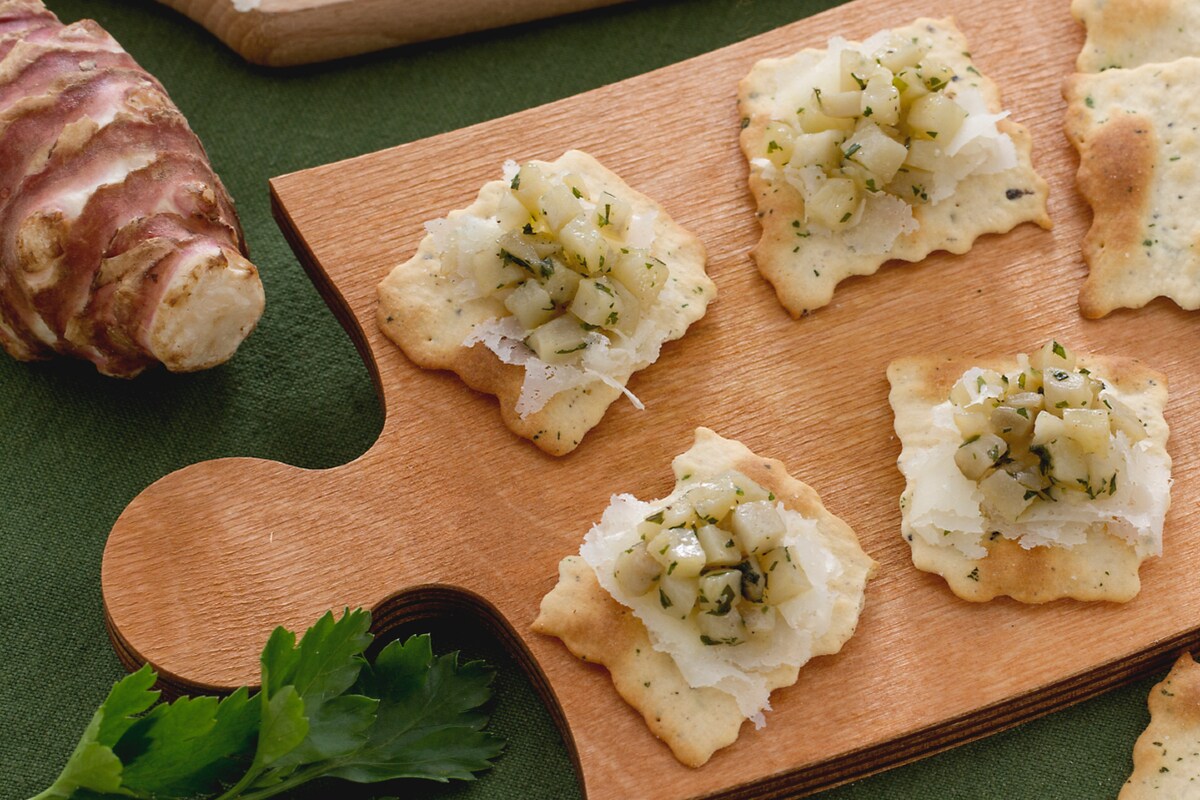 Hojaldres con aceitunas, tupinambo y raspadura