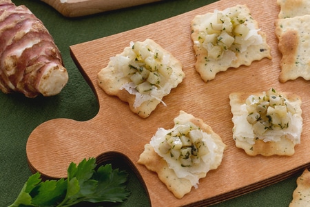 Hojaldres con aceitunas, tupinambo y raspadura