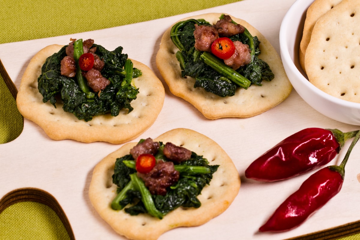 Focaccias con grelos picantes y salchicha