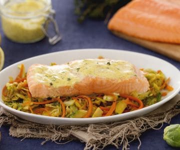 Filetes de salmón sobre juliana de coles de Bruselas, puerros y zanahorias