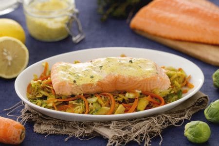 Filetes de salmón sobre juliana de coles de Bruselas, puerros y zanahorias