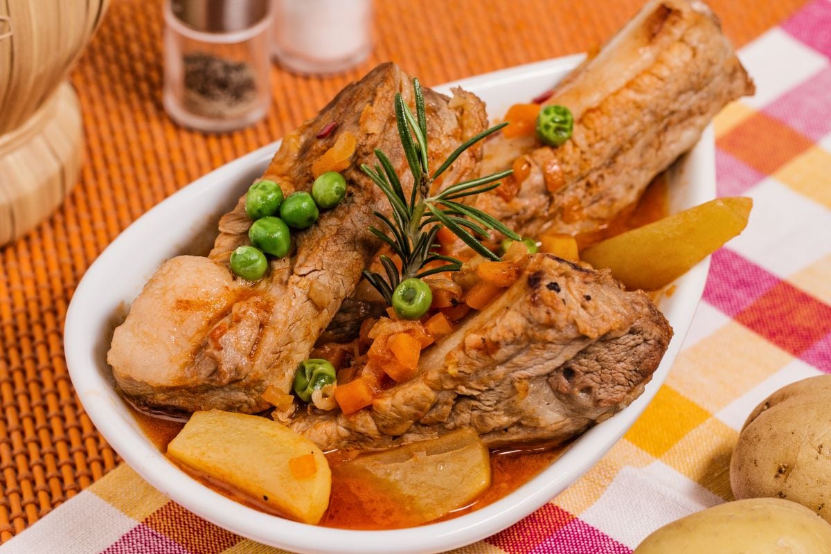 Costillas con guisantes y patatas