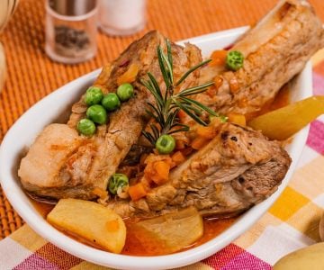 Costillas con guisantes y patatas