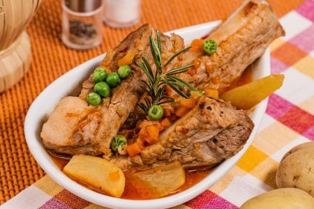 Costillas con guisantes y patatas