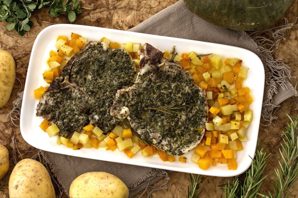 Chuletas a las hierbas con calabaza y patatas