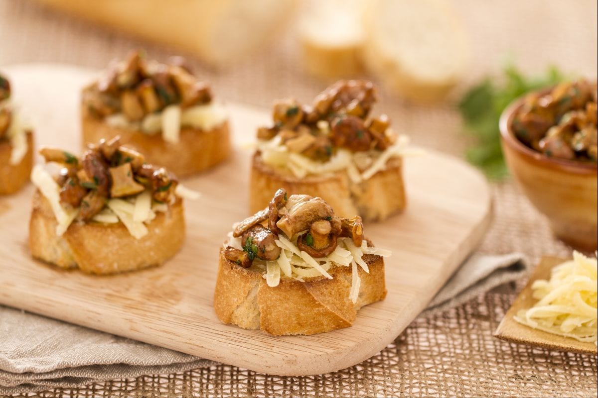 Tostas de rebozuelos y gruyere