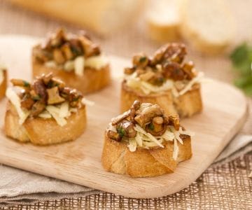 Tostas de rebozuelos y gruyere