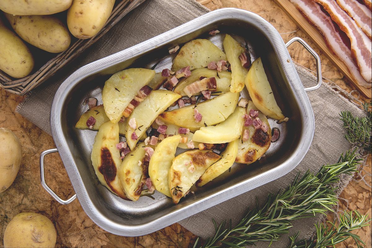Gajos de patata al horno con panceta