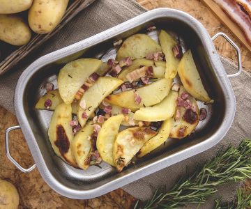 Gajos de patata al horno con panceta