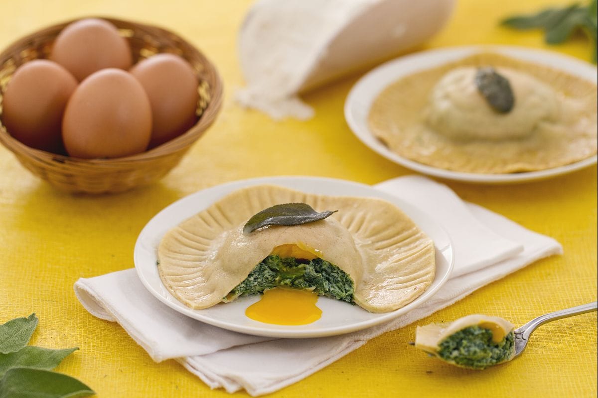 Raviolón con yema fundente con ricotta y espinacas