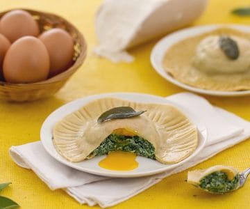 Raviolón con yema fundente con ricotta y espinacas