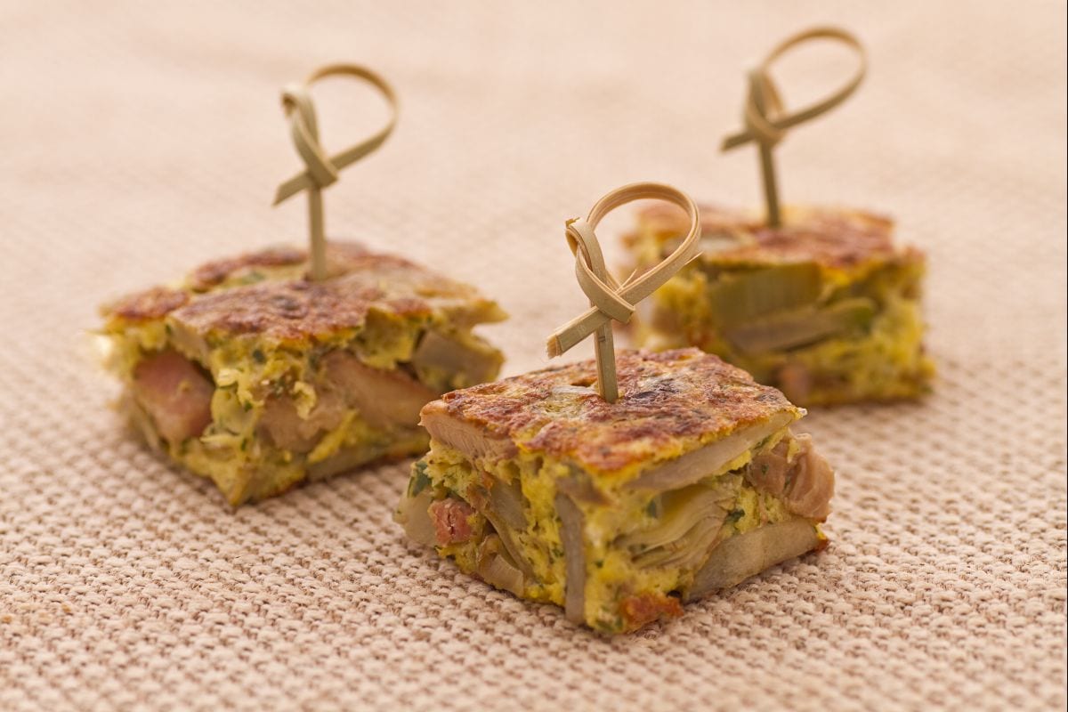Tortilla de alcachofas, champiñones y panceta ahumada