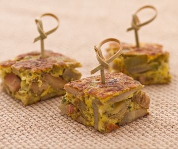 Tortilla de alcachofas, champiñones y panceta ahumada