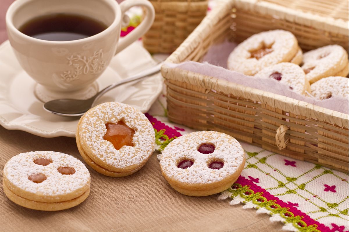 Galletas tirolesas con mermelada de fresas