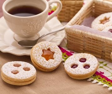 Galletas tirolesas con mermelada de fresas