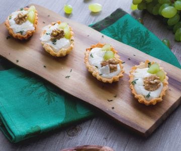 Barquitas con crema de parmesano y uvas