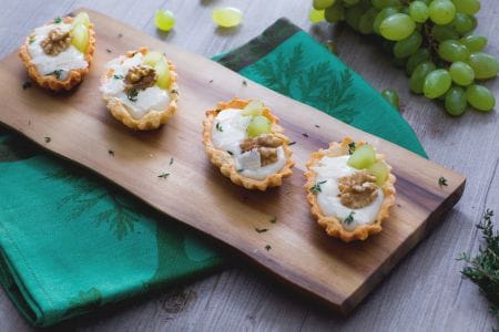 Barquitas con crema de parmesano y uvas