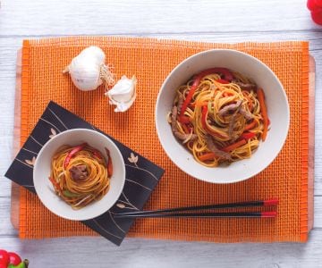Espaguetis finos con ternera marinada y verduras