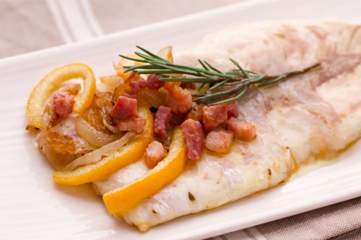 Lubina (róbalo) con panceta con cebollas y naranjas agridulces