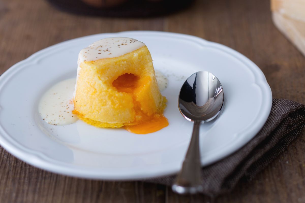 Pastel de polenta con corazón fundente