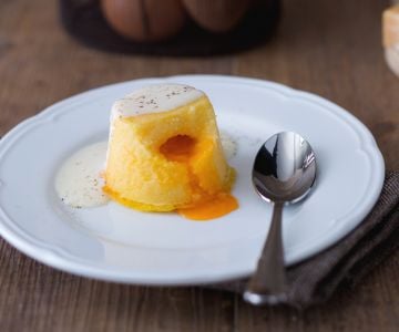 Pastel de polenta con corazón fundente