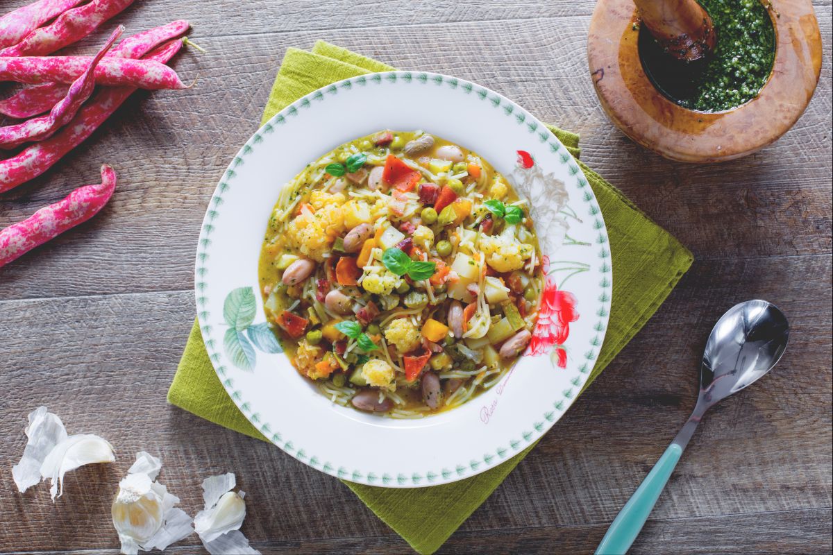 Minestrone de pasta, verdura y pesto