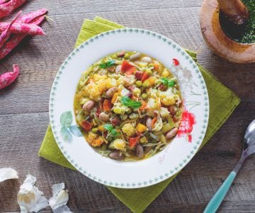 Minestrone de pasta, verdura y pesto
