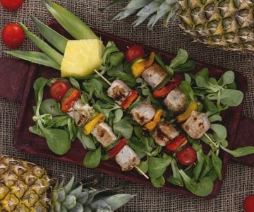 Brochetas marinadas con piña