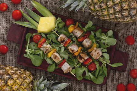 Brochetas marinadas con piña