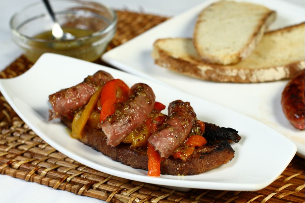 Tostada crujiente con salchicha luganega y pimientos ahumados