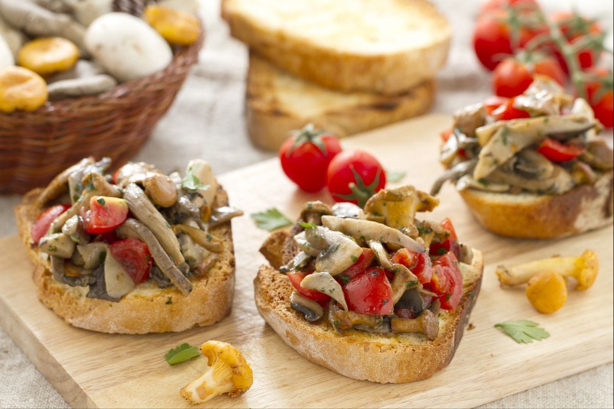 Bruschetas con setas salteadas