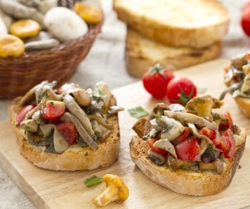 Bruschetas con setas salteadas