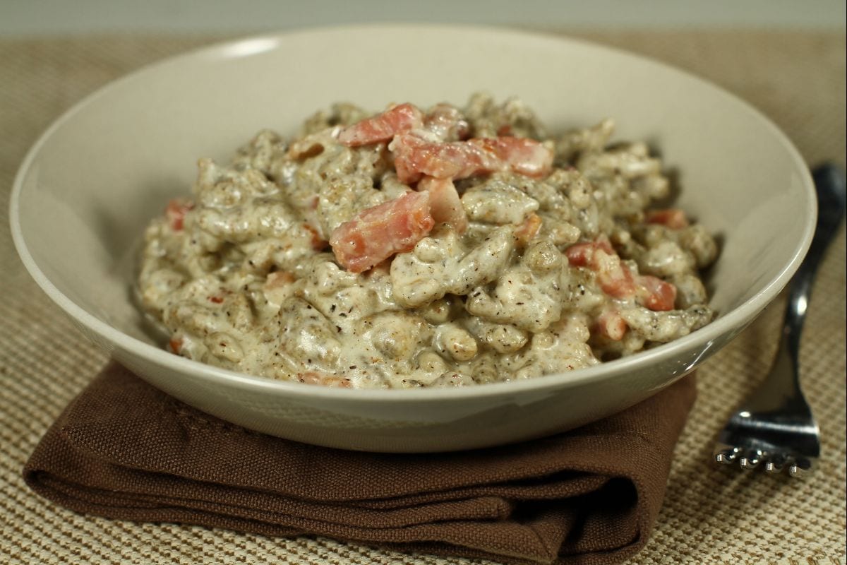 Spätzle de trigo sarraceno con nata y panceta