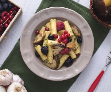 Rigatoni con setas porcini y frutos del bosque