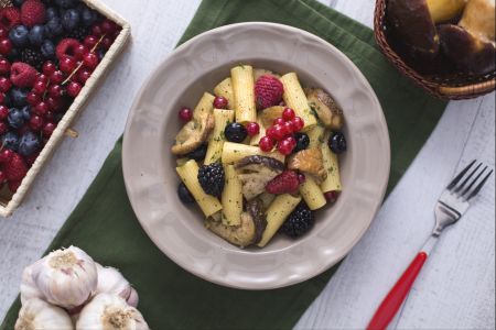 Rigatoni con setas porcini y frutos del bosque