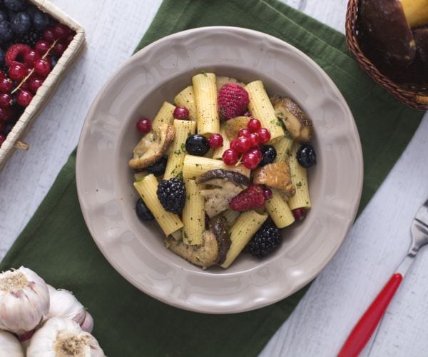 Rigatoni con setas porcini y frutos del bosque