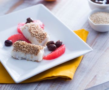 Merluza crujiente con ensalada de pomelo