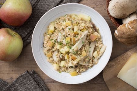 Orzotto con setas y manzanas