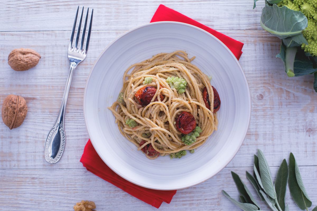 Espaguetis con pesto de salvia y nueces