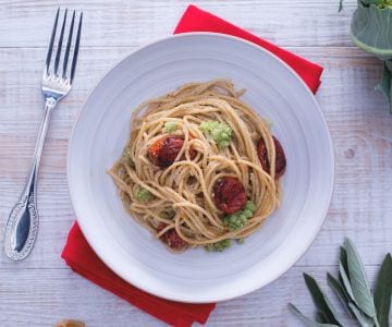 Espaguetis con pesto de salvia y nueces