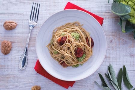 Espaguetis con pesto de salvia y nueces