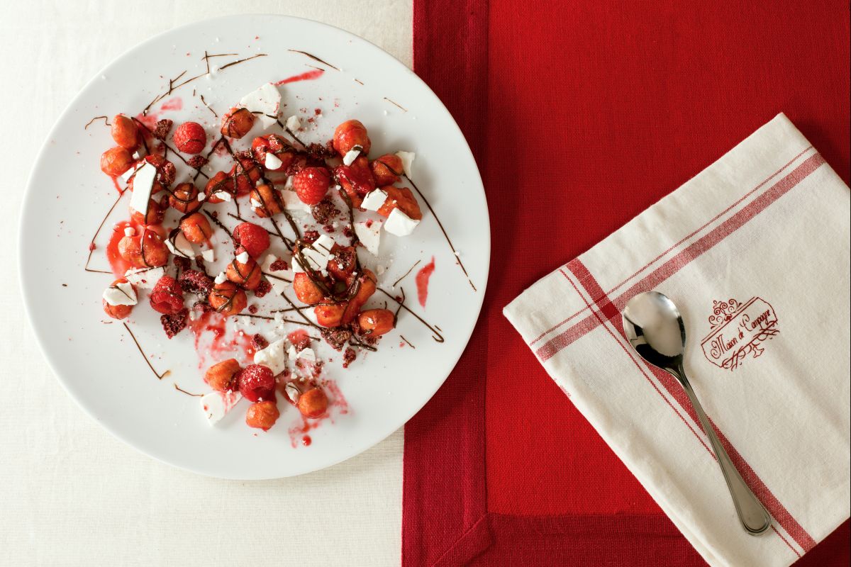 Struffoli con frutos rojos