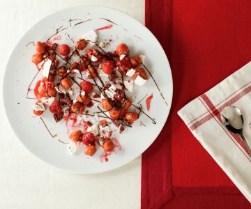 Struffoli con frutos rojos