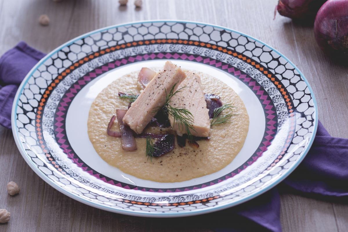Filetes de atún sobre crema de garbanzos y cebollas rojas