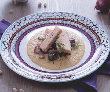 Filetes de atún sobre crema de garbanzos y cebollas rojas