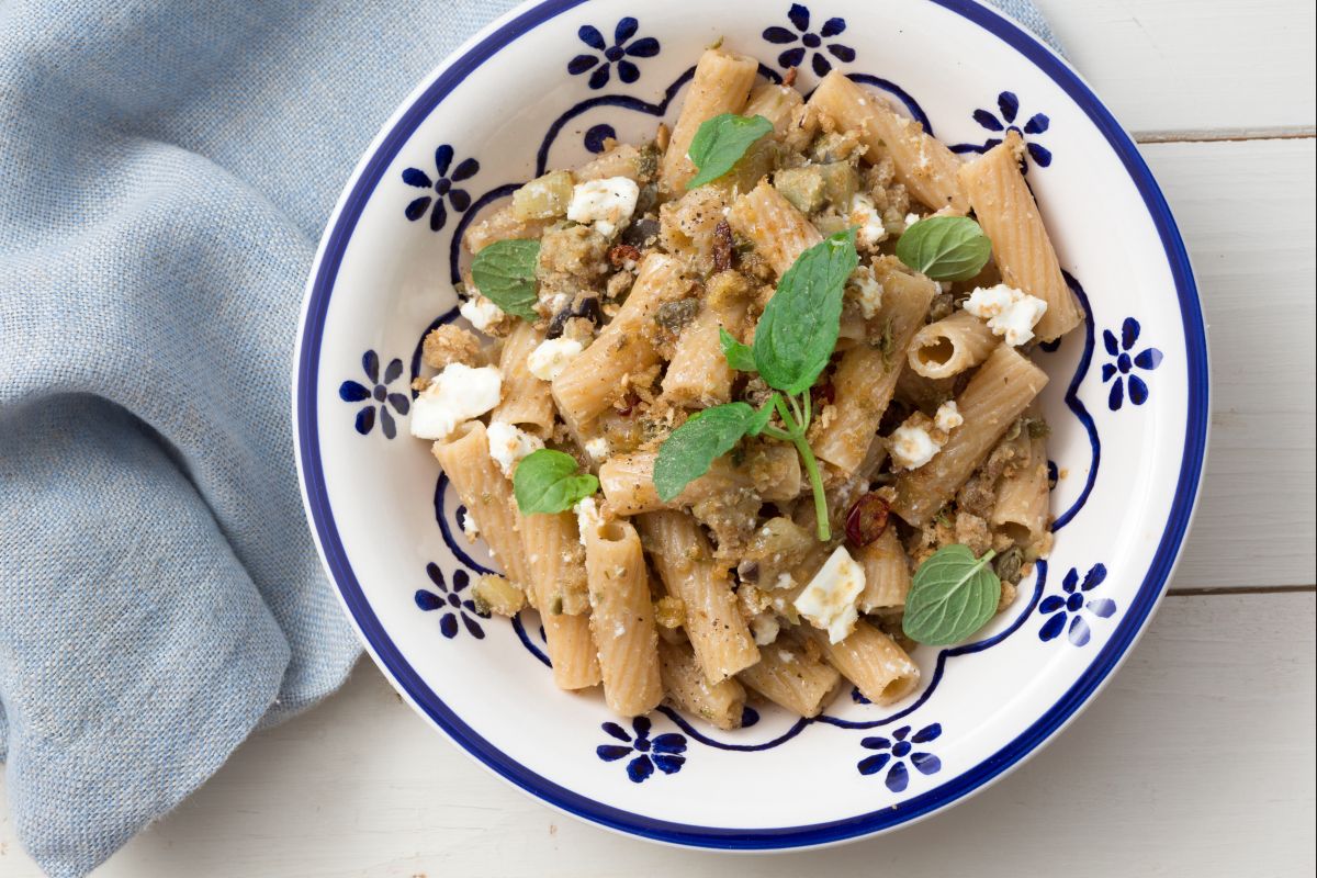Pasta fría con berenjenas y feta