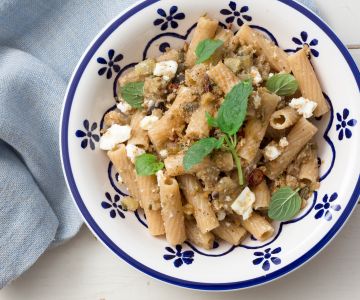 Pasta fría con berenjenas y feta