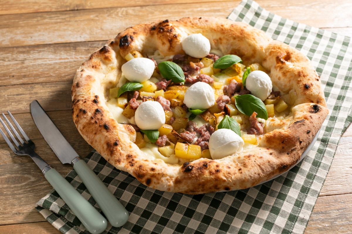 Pizza contemporánea salchicha y patatas