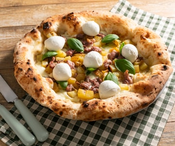 Pizza contemporánea salchicha y patatas