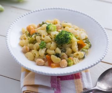 Sopa de pasta, garbanzos y brócoli